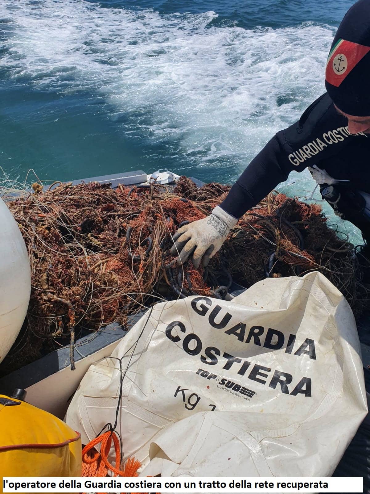 La Guardia Costiera a tutela dell’ ambiente marino. Recuperata una “rete fantasma” sui fondali di Calafuria