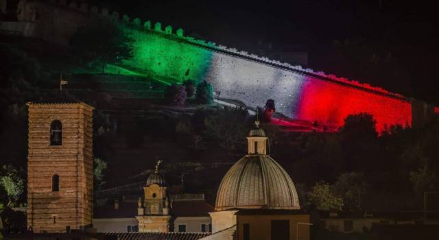 A Pietrasanta per la Festa della Repubblica la Rocca illuminata con il Tricolore