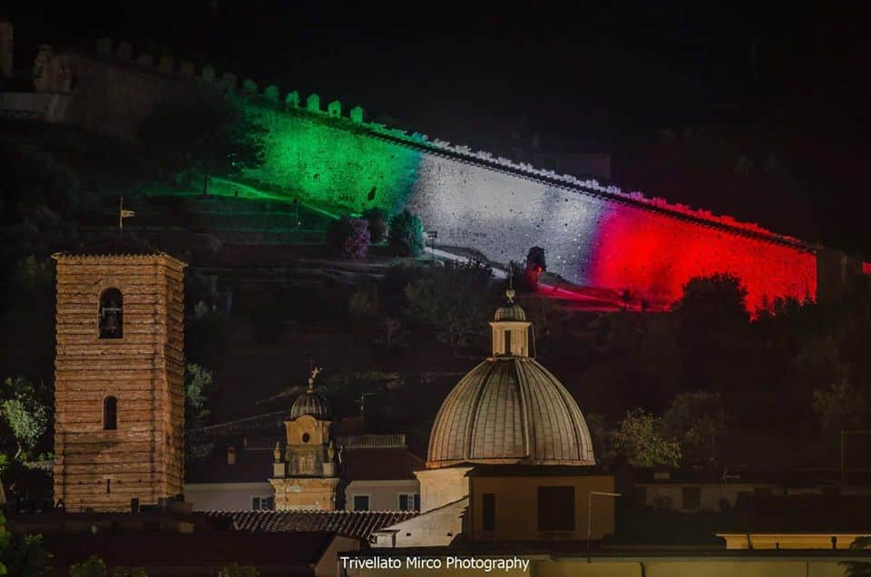 A Pietrasanta per la Festa della Repubblica la Rocca illuminata con il Tricolore