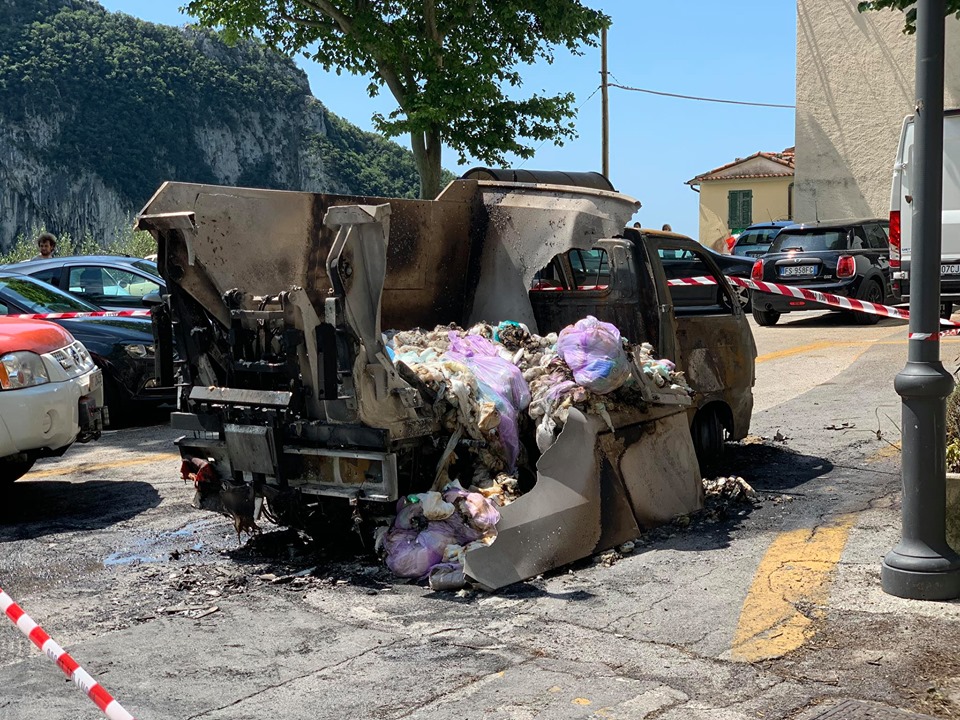 Paura a Casoli, prende fuoco un mezzo Ersu (le foto)