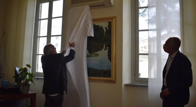 L&#8217;artista Romeo Tani dona un quadro al Comune di Massarosa
