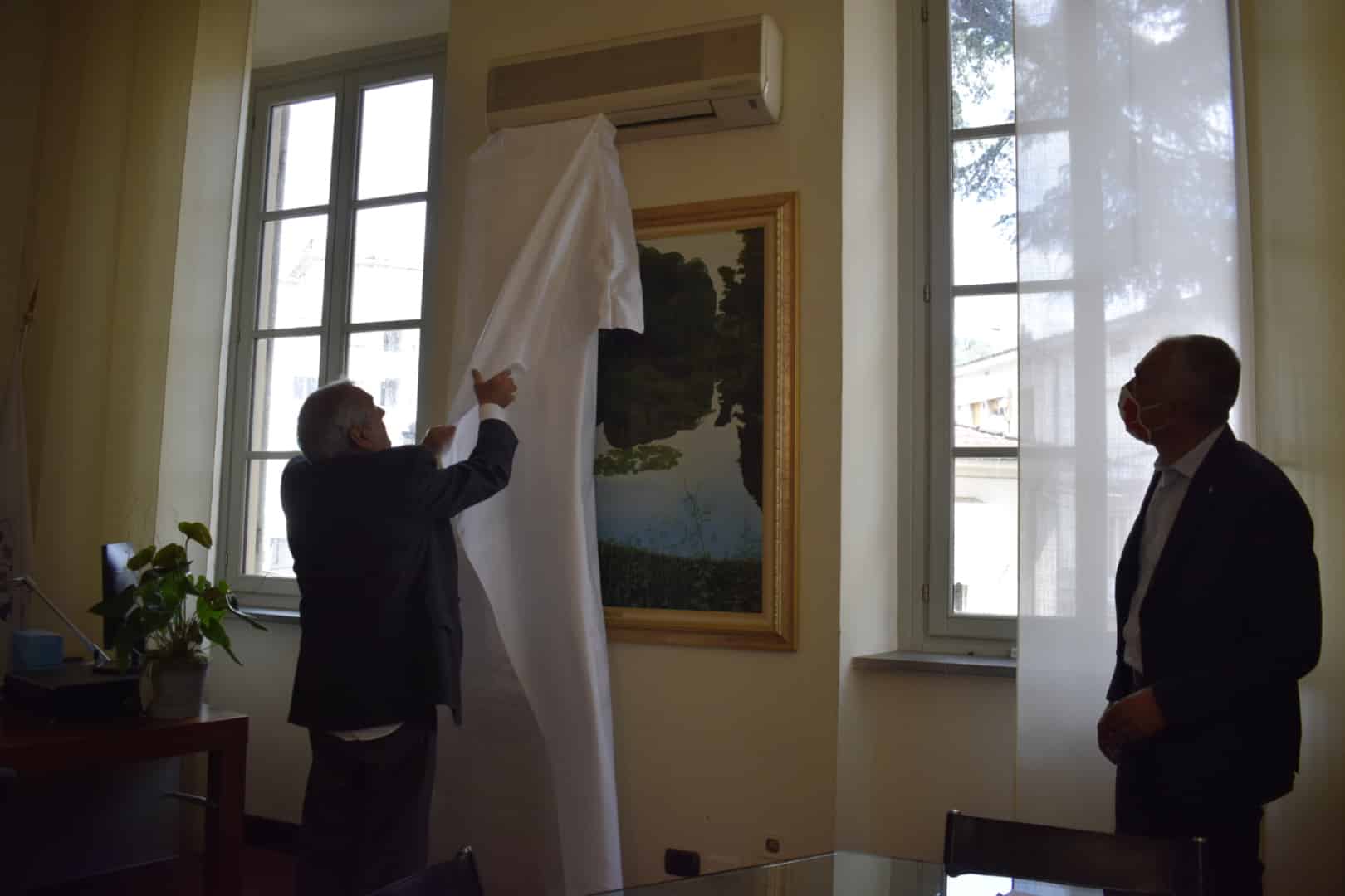 L’artista Romeo Tani dona un quadro al Comune di Massarosa