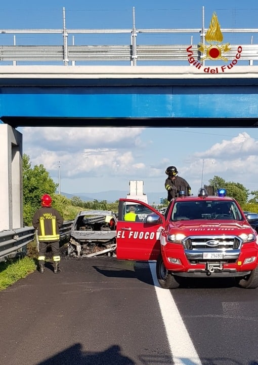 Auto a fuoco sulla A11