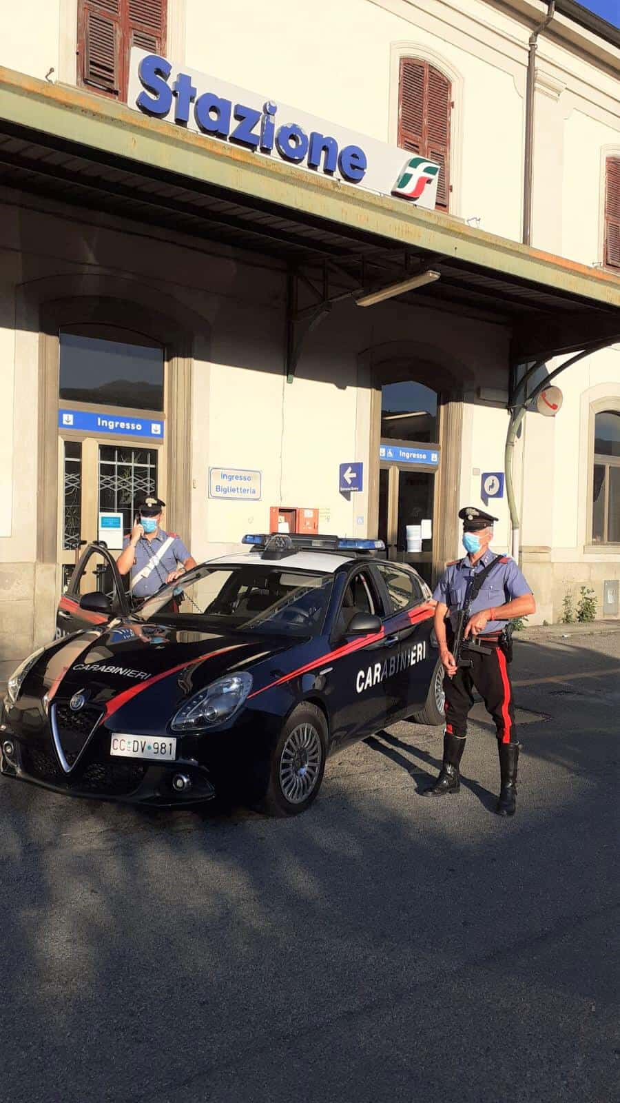 Rapina una donna sul treno, arrestato