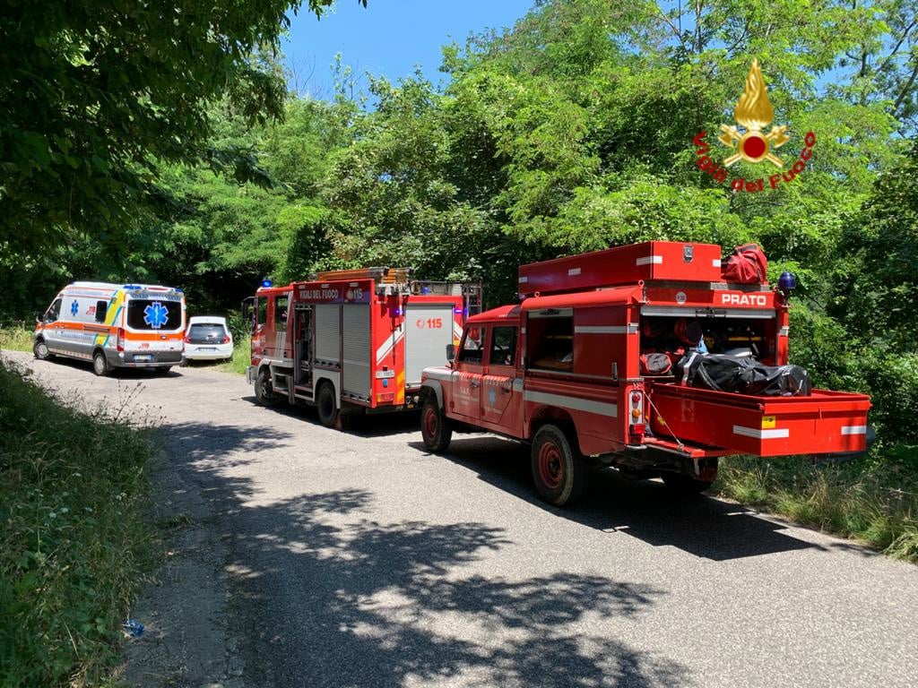 Accusa un malore nel bosco