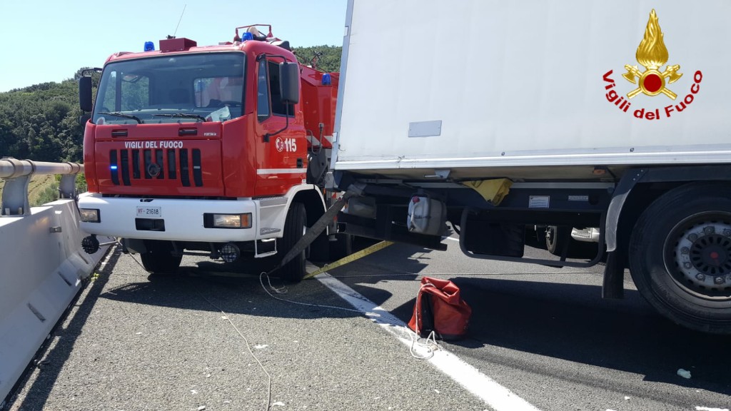 Mezzo pesante si intraversa in autostrada