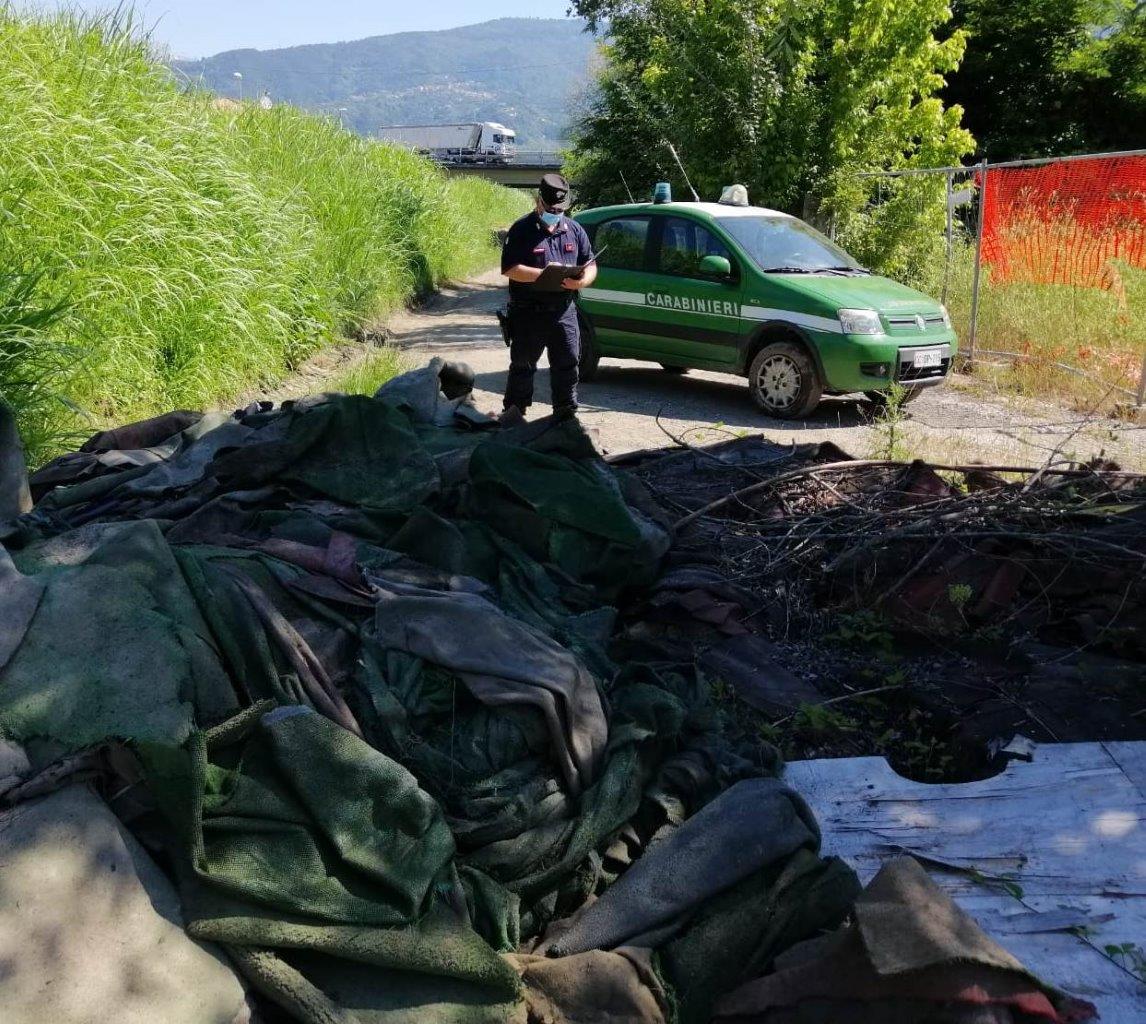 Scarica i rifiuti in un campo invece di portarli in discarica