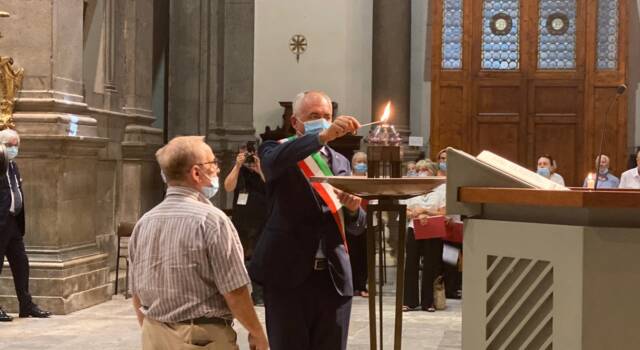 Alberto Coluccini accende la lampada del Santo Patrono