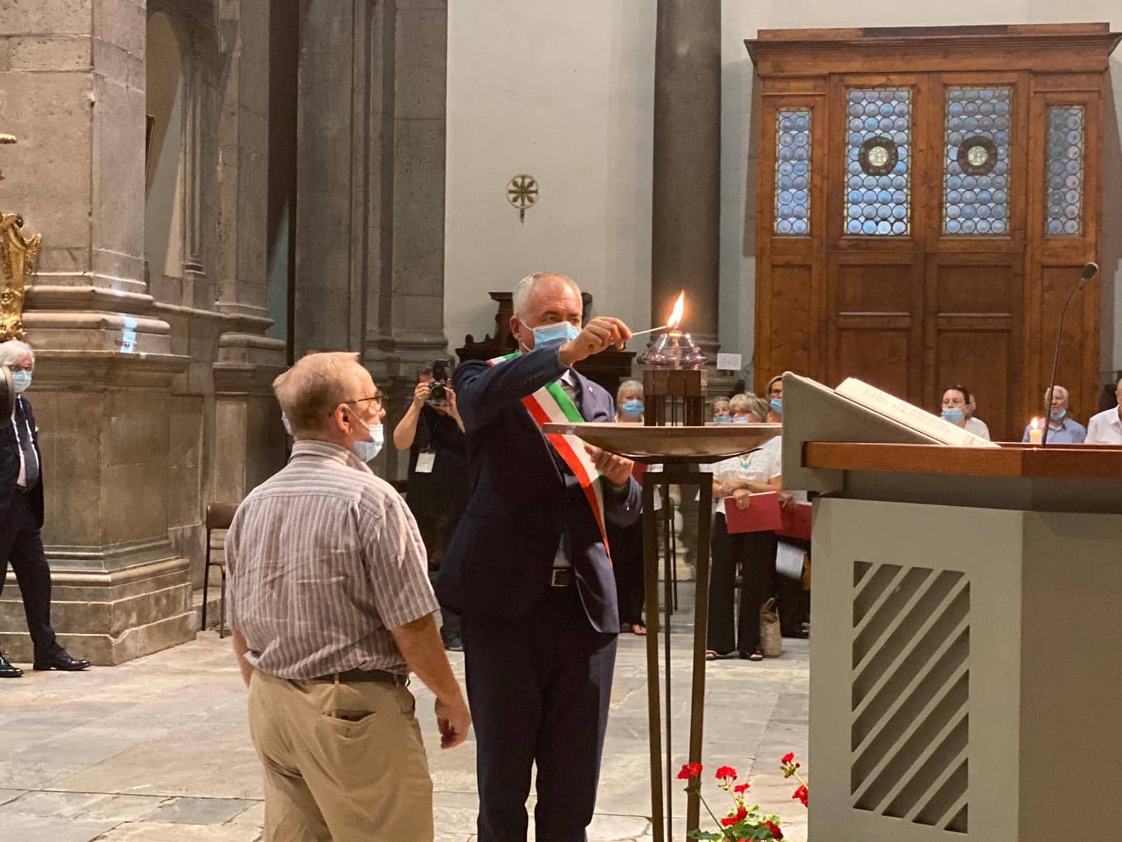 Alberto Coluccini accende la lampada del Santo Patrono