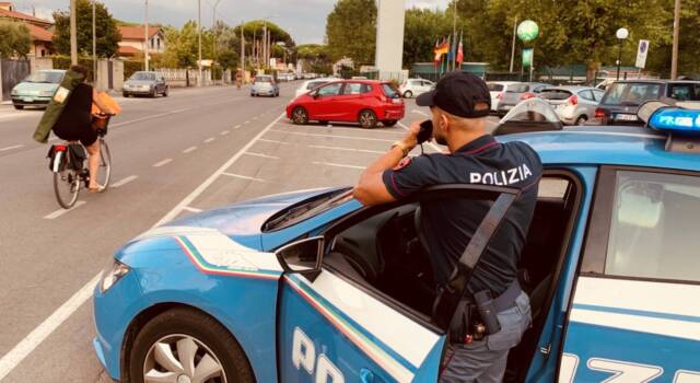 Massa Carrara, la Polizia di Stato individua gruppo familiare specializzato nella “truffa degli specchietti”: scattano cinque fogli di via obbligatori.