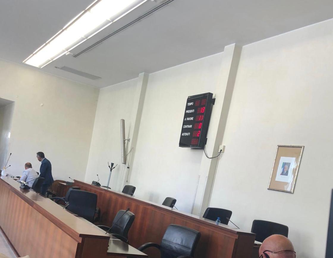 “La Lega aveva protestato perché non si facevano i Consigli Comunali di persona. Ma come potete vedere i banchi sono vuoti”