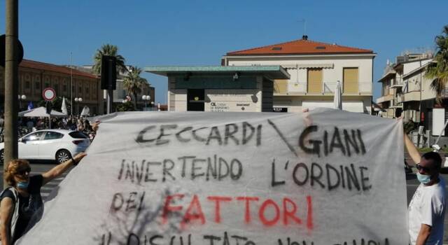 Ceccardi e Salvini a Viareggio, striscione e contestazione pacifica della sinistra