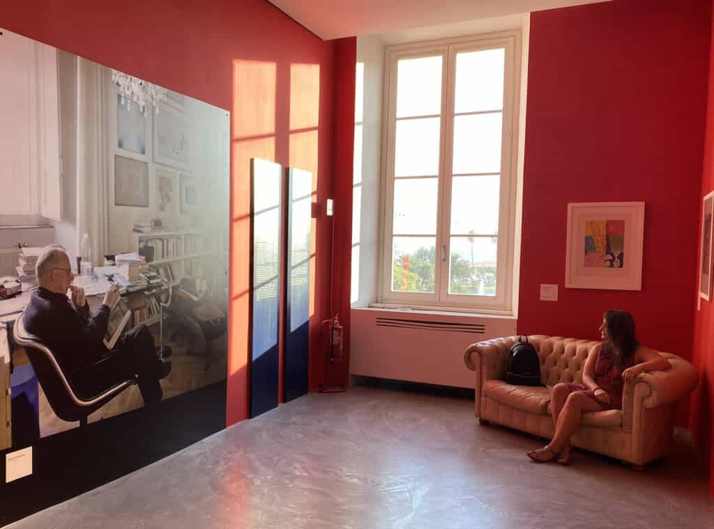 6 Alla fine della mostra si prende commiato dal Senatore Pieraccini