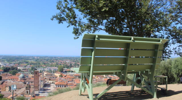 Turismo: inaugurata la prima “Panchina Gigante” della costa tirrenica, già iniziato il pellegrinaggio social sul belvedere della Rocca