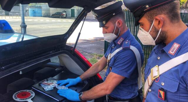 Pusher 20enne nascondeva la droga nel parco giochi, arrestato dai carabinieri