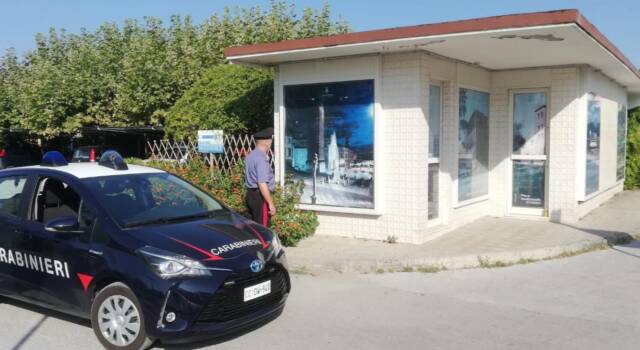 Carabinieri, operazione estate sicura in Versilia: danneggia la vetrata di un immobile, denunciato