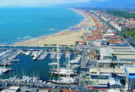 Viareggio, mascherine obbligatorie in passeggiata e nelle vie del centro