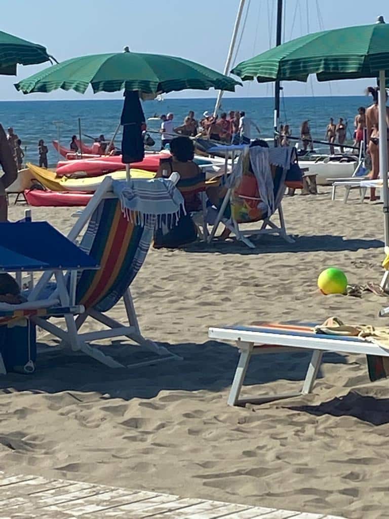 Malore in acqua, portato a riva e soccorso muore poco dopo