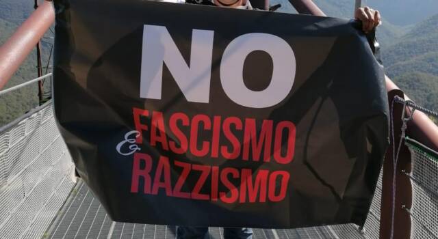 “NO al razzismo e fascismo di Salvini e della Ceccardi”, Alberto Veronesi in volo sul Lago di Vagli (video)