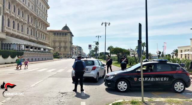 Si aggira con fare sospetto in un condominio a Viareggio e ruba una bici, bloccata dai Carabinieri e trovata con attrezzi da scasso