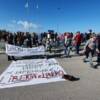 Slogan e striscioni in piazza Mazzini a Viareggio contro il Dpcm che chiude centinaia di imprese