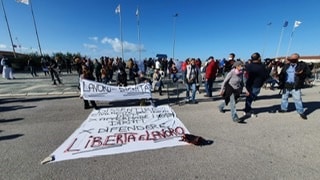 Slogan e striscioni in piazza Mazzini a Viareggio contro il Dpcm che chiude centinaia di imprese