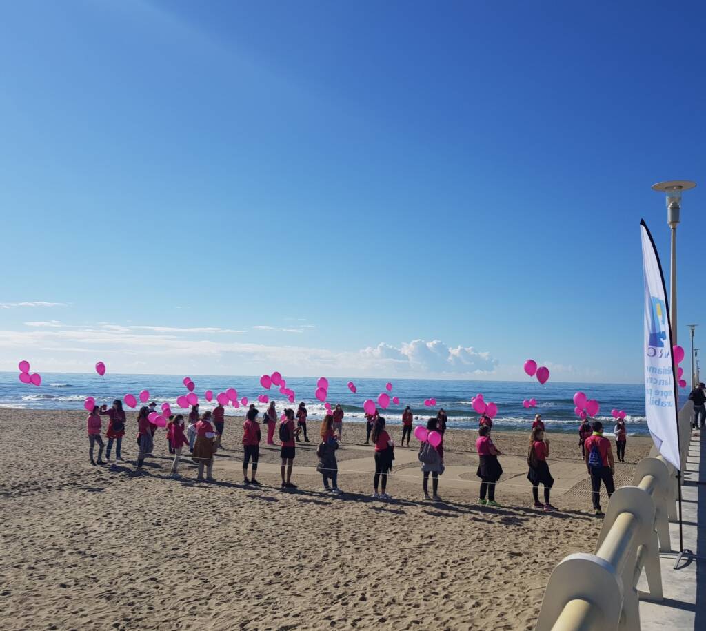 palloncini spiaggia flash mob Airc