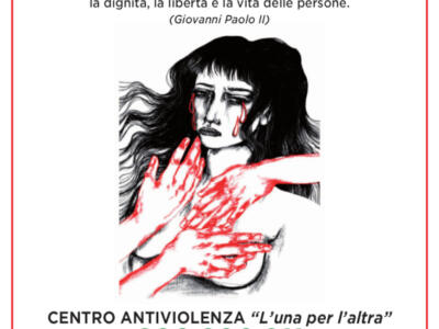 Manifesti nelle vetrine e un drappo rosso in municipio per dire no alla violenza sulle donne