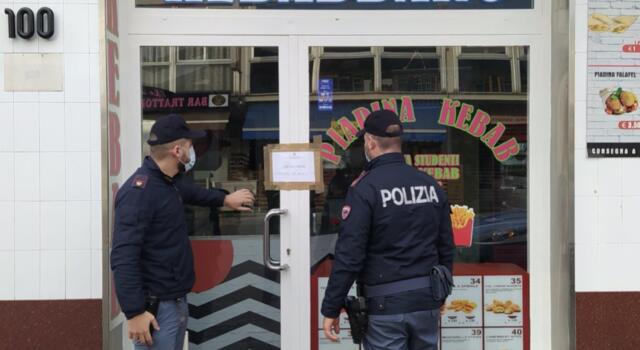 Assembramenti fuori il locale, chiuso il kebabaro di via Aurelia