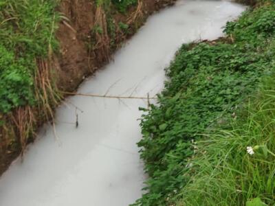 Il canale diventa “bianco latte” quando piove. Denuncia dei residenti