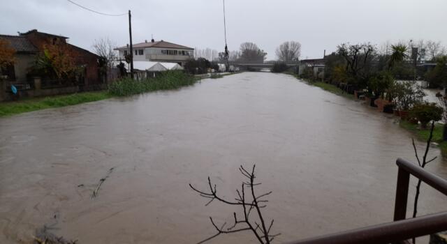 Maltempo, tracimazioni e allagamenti in tutta la Versilia. Esonda la gora di Stiava