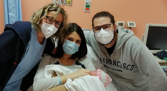 Benvenuta a Rachele, la prima nata nel 2021 al Versilia