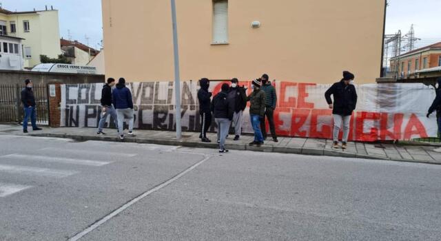 Vergogna! Striscione di protesta davanti la Croce Verde