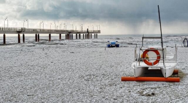 Neve sulla spiaggia, insolito panorama