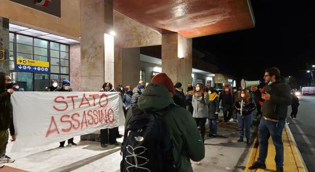 Viareggio protesta, manifestazione in stazione