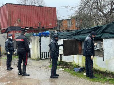 Vivevano come nelle favelas: blitz di carabinieri e municipale