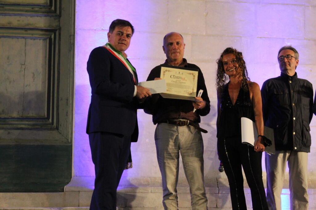 Foto premiazione Claudio Damiani dal sindaco Giovannetti e presidente premio Ilaria Cipriani Premio Carducci 2020