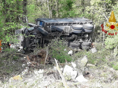 Col camion carico di pietre in dirupo di 40 metri: ferito conducente