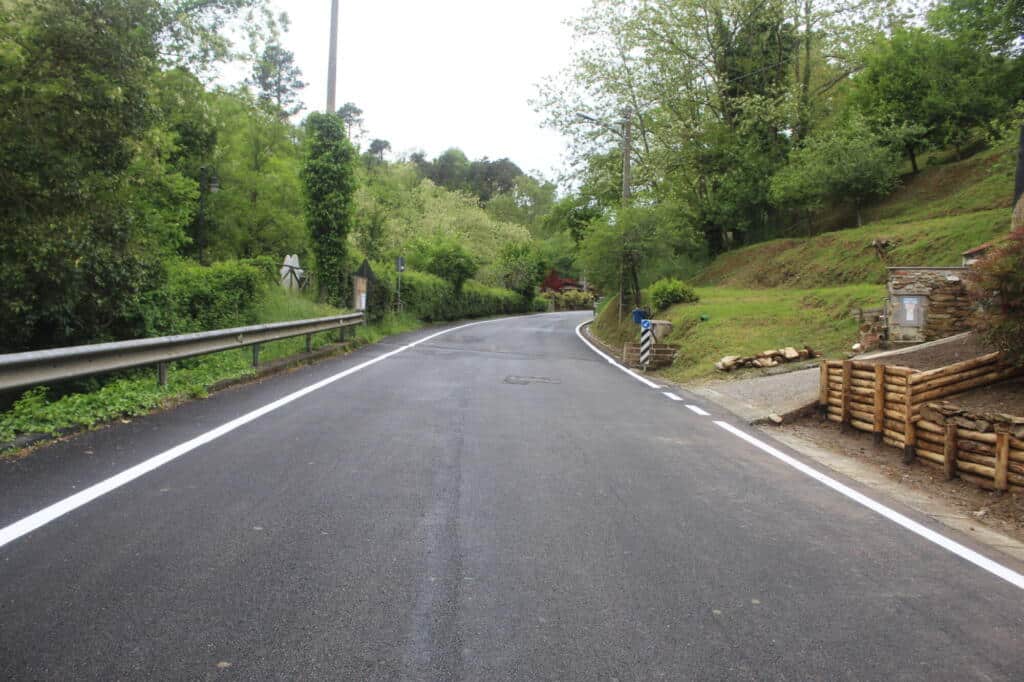 Foto via Casone con nuova segnaletica e asfalto