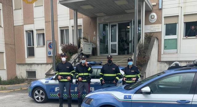 Latitante in viaggio sull’A/12 con documenti falsi: arrestato dalla Polizia Stradale