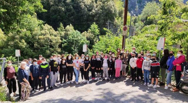 Il Sindaco di Stazzema inaugura il “Cammino della Costituzione” lungo la salita che porta all’Istituto Comprensivo di Pontestazzemese