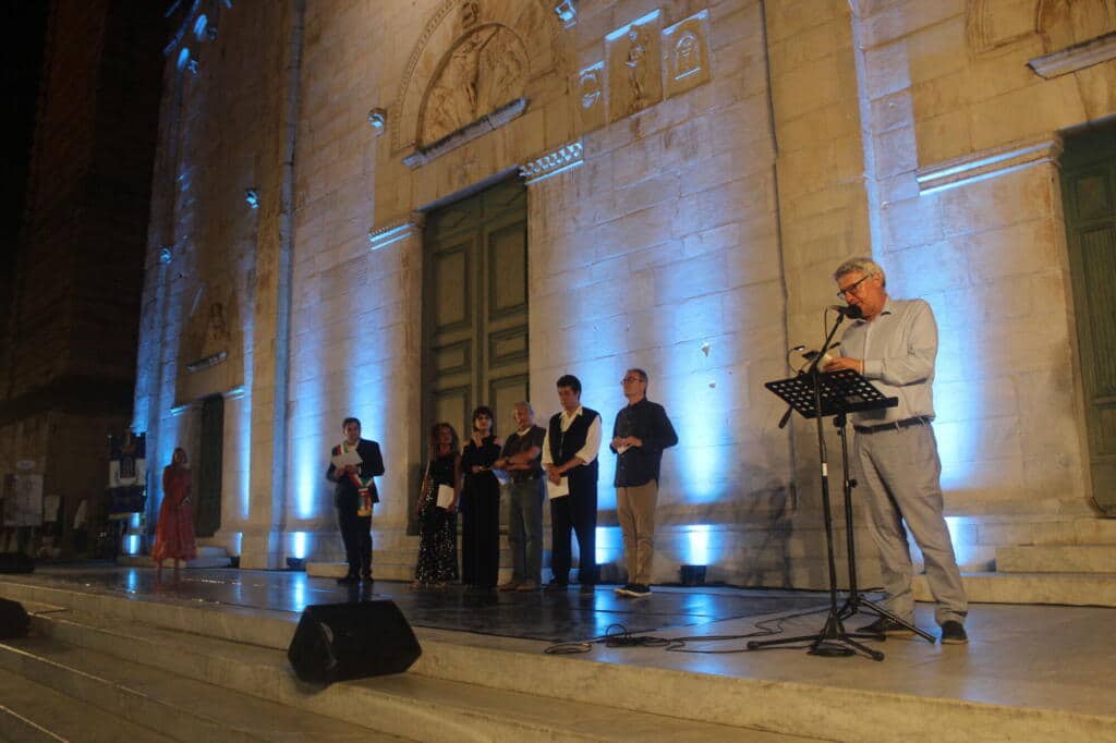 Foto lettura poesia di Alberto Bertoni in Piazza Duomo