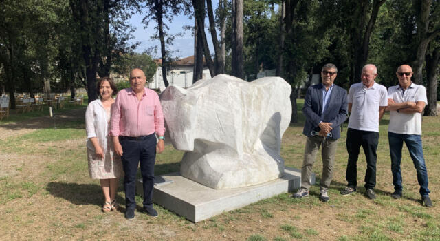 Ultimato il restauro dei Buoi, l’opera di Ugo Guidi all’interno del Parco di Villa Bertelli