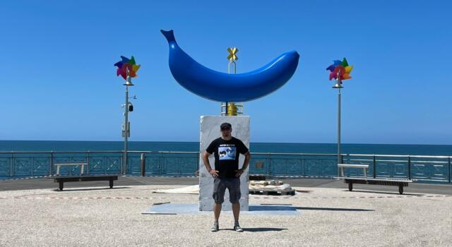 “The Blue Banana” (3 metri) di Giuseppe Veneziano anche sul rotonda del pontile di Tonfano