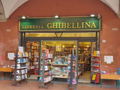 In giro per librerie: la “Ghibellina” a Pisa, dove il libro è indiscusso protagonista.