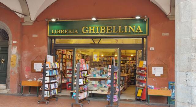 In giro per librerie: la “Ghibellina” a Pisa, dove il libro è indiscusso protagonista.