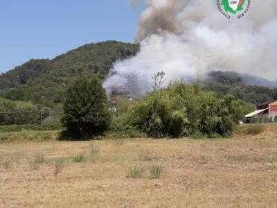 Fiamme a Camaiore, tre elicotteri in azione