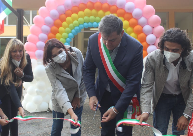 Foto taglio del nastro scuola Grimm Ponterosso