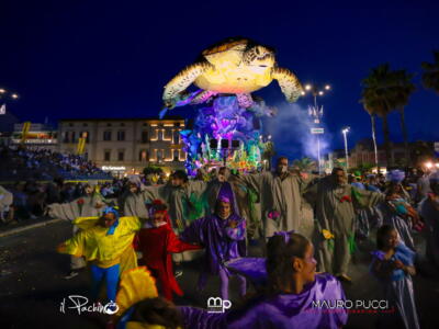 Carnevale Universale, le immagini del corso in notturna negli scatti di Mauro Pucci