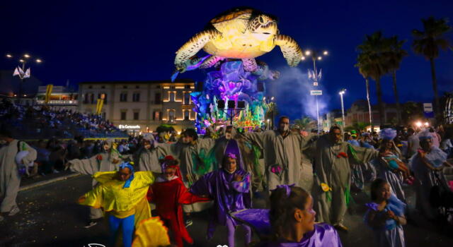 Carnevale Universale, le immagini del corso in notturna negli scatti di Mauro Pucci